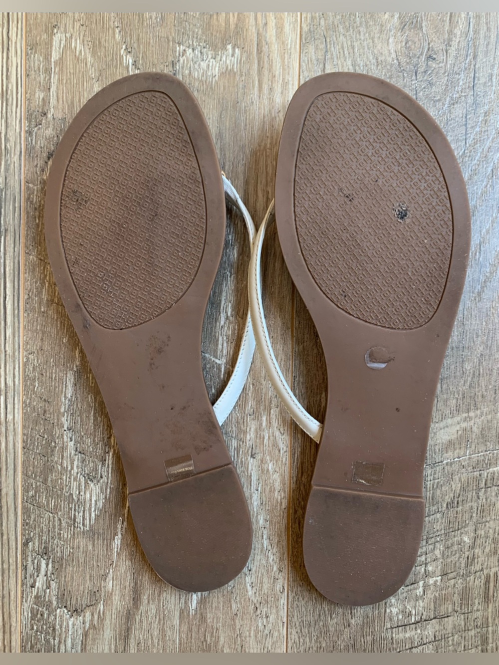 Tory Burch White Leather Thong Sandals with Gold Logo - 11 - Picture 7 of 9